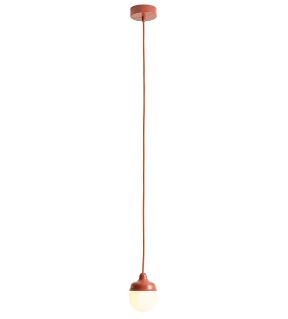 Wave Ø17 Oranje hanglamp Van Artera - De witte tint in combinatie met de roodbruine details cre&euml;ert harmonie en zorgt niet alleen voor een goede verlichting, maar vormt ook een stijlvol interieurdetail in huis.