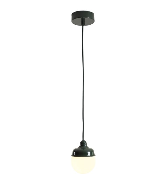 Wave Ø17 Donkergroen hanglamp Van Artera - Wave is een moderne hanglamp met een retrodesign, gemaakt van metaal en opaalglas.