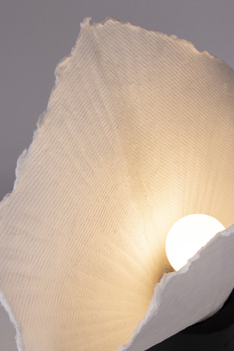 Tropez 35cm Zwart en wit tafellamp Van Globen Lighting - Tropez is een handgemaakte tafellamp van papier-mach&eacute;, waarbij elk stuk sporen draagt van het vakmanschap waarmee het is gevormd.