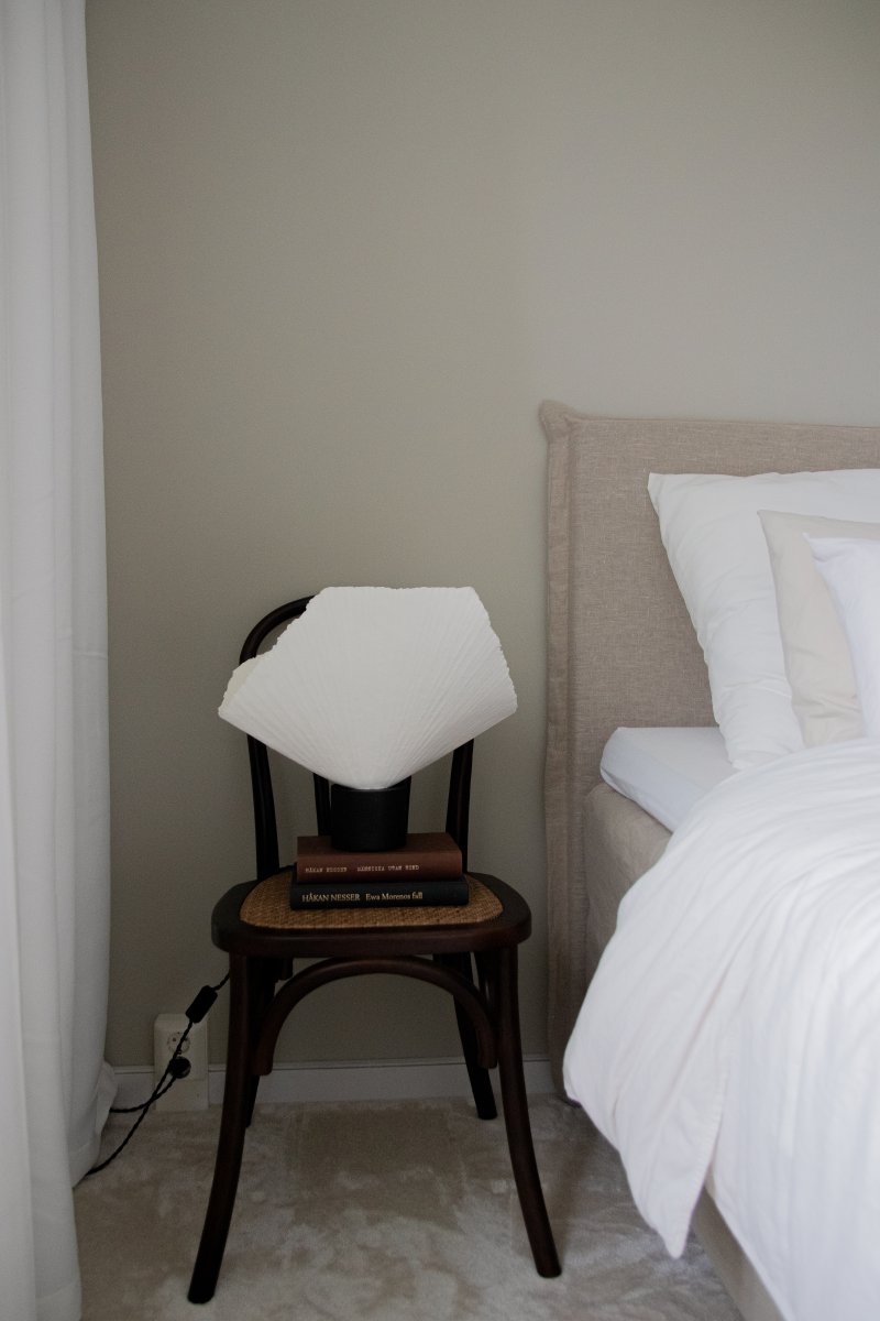 Tropez 35cm Zwart en wit tafellamp Van Globen Lighting - Tropez is een handgemaakte tafellamp van papier-mach&eacute;, waarbij elk stuk sporen draagt van het vakmanschap waarmee het is gevormd.