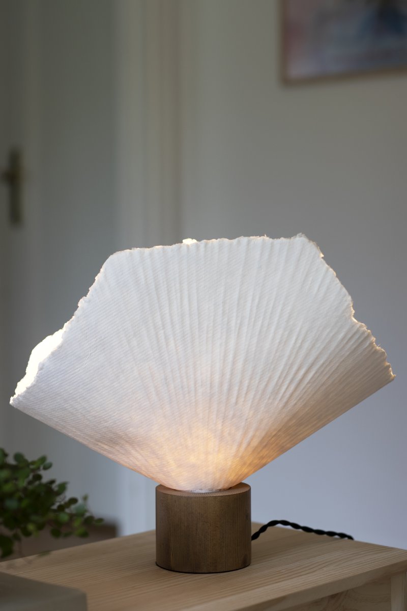 Tropez 35cm Eiken/wit tafellamp Van Globen Lighting - Tropez is een handgemaakte tafellamp van papier-maché, waarbij elk stuk sporen draagt van het vakmanschap waarmee het is gevormd.