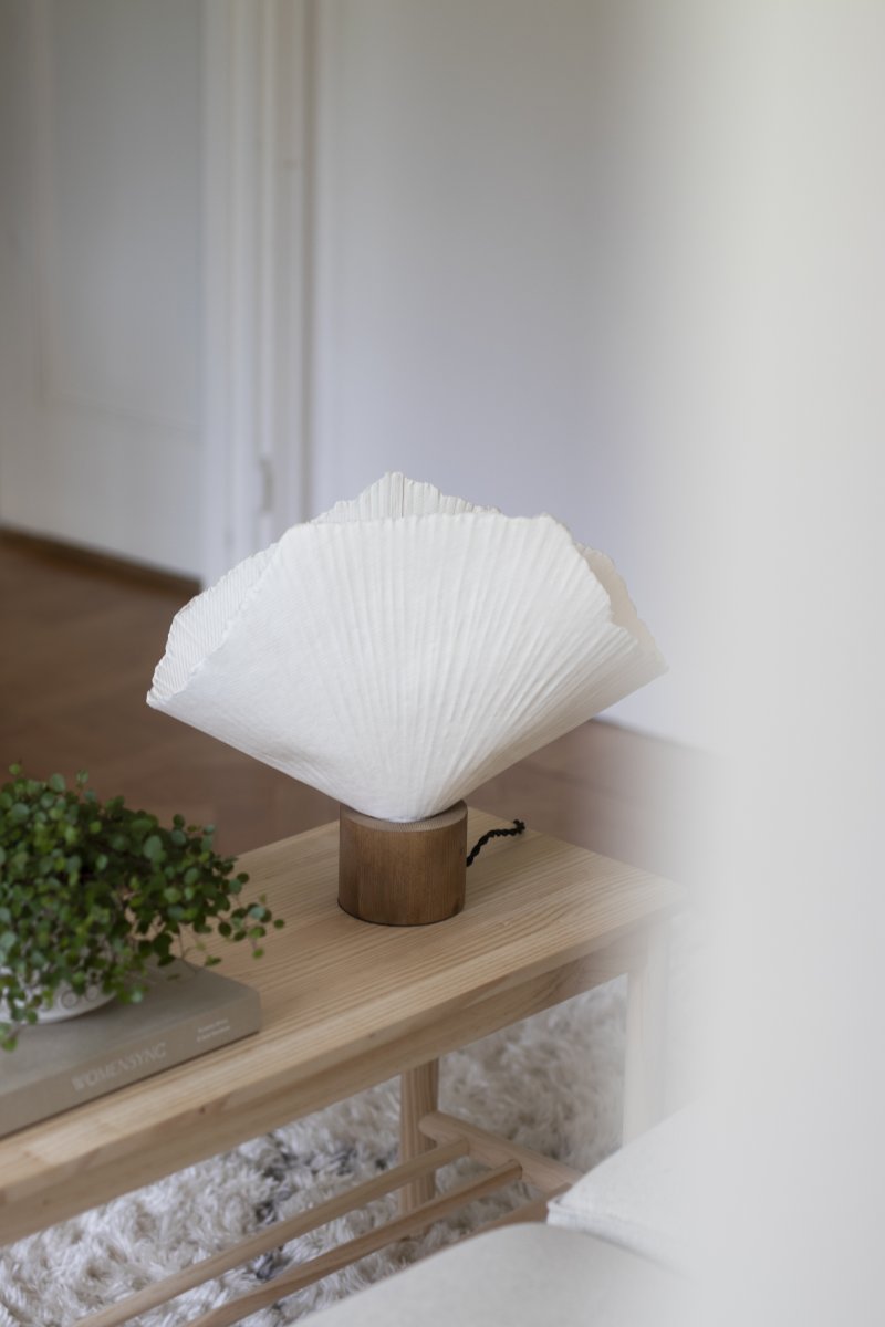 Tropez 35cm Eiken/wit tafellamp Van Globen Lighting - Tropez is een handgemaakte tafellamp van papier-maché, waarbij elk stuk sporen draagt van het vakmanschap waarmee het is gevormd.