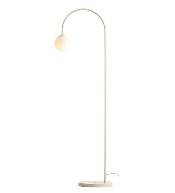  Una Romig wit vloerlamp Van Artera - Una staande lamp in crèmekleurig metaal en wit glas heeft een gebogen, elegant design dat de kamer een moderne en speelse uitstraling geeft.