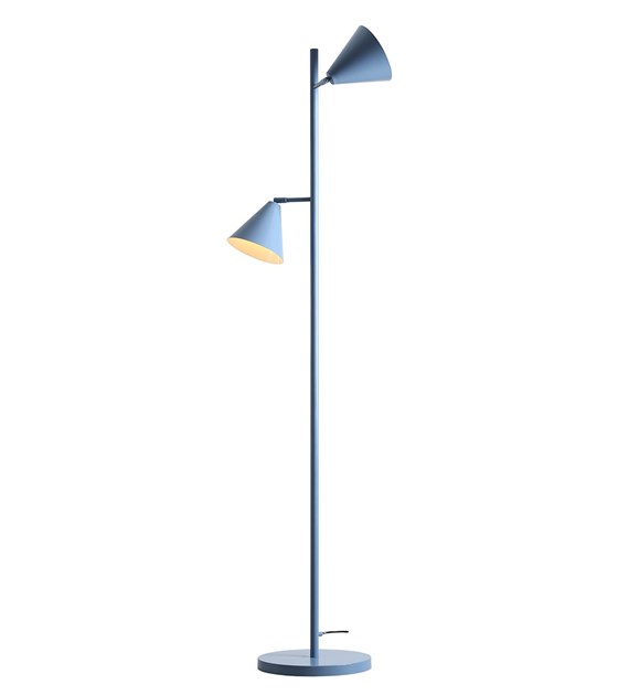 Form 2 Blauw vloerlamp Van Artera - Het tijdloze design en de subtiele kleur zorgen ervoor dat de lamp gemakkelijk in verschillende interieurstijlen past en de kamer een verfijnde en moderne uitstraling geeft.