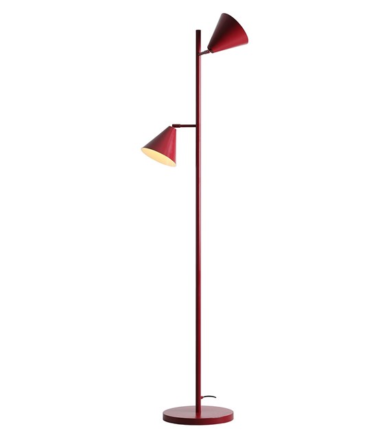 Form 2 Bourgondië vloerlamp Van Artera - Het tijdloze design en de subtiele kleur zorgen ervoor dat de lamp gemakkelijk in verschillende interieurstijlen past en de kamer een verfijnde en moderne uitstraling geeft.