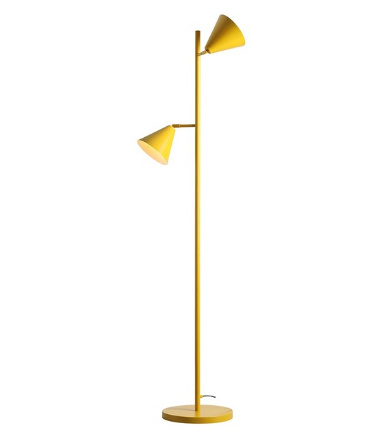 Form 2 Geel vloerlamp Van Artera - Het tijdloze design en de subtiele kleur zorgen ervoor dat de lamp gemakkelijk te combineren is met verschillende interieurstijlen en tegelijkertijd een verfijnde en moderne uitstraling aan de kamer geeft.