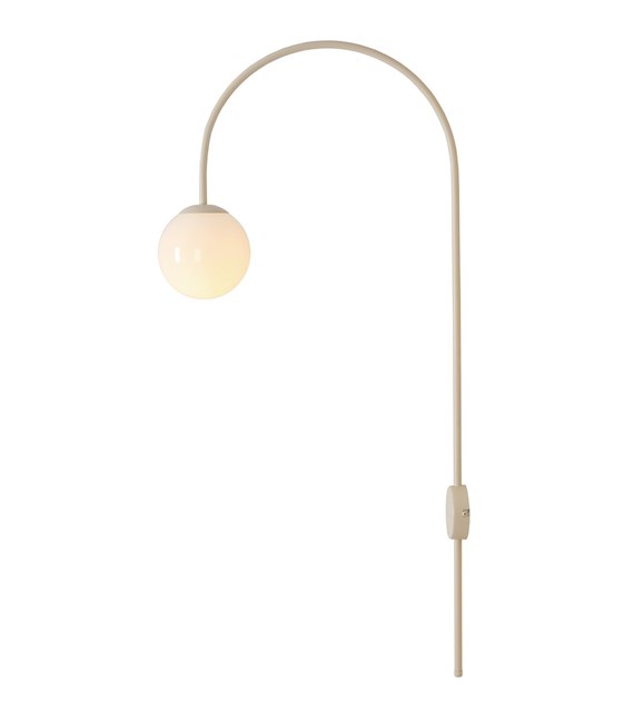 Una 42cm Romig wit wandlamp Van Artera - Deze wandlamp in crèmewit metaal heeft een modern en stijlvol design met een gebogen arm die de witte glazen kap elegant vasthoudt.