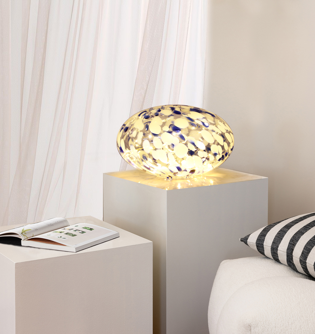 Sten 15cm Blauw/Wit tafellamp Van Pixie Design - De stenen lamp van Pixie Design heeft een prachtig design met een gemarmerd oppervlak in blauw.