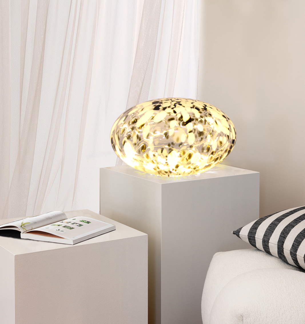 Sten 15cm Zwart-wit tafellamp Van Pixie Design - De stenen lamp van Pixie Design heeft een prachtig design met een gemarmerd oppervlak in zwart en wit.