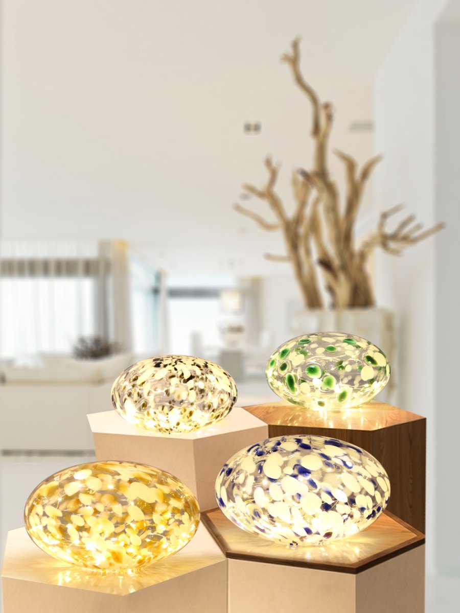 Sten 15cm Blauw/Wit tafellamp Van Pixie Design - De stenen lamp van Pixie Design heeft een prachtig design met een gemarmerd oppervlak in blauw.