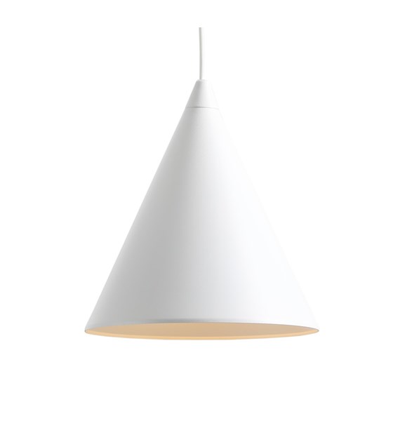 Form Ø24 Wit hanglamp Van Artera - Plaats hem boven de eettafel, in de keuken of in de woonkamer voor een strakke en elegante uitstraling met een aangenaam neerwaarts licht.