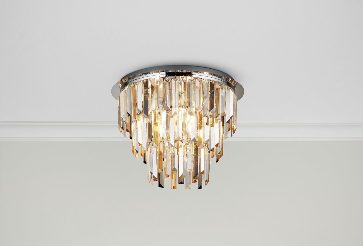 Clarissa Ø45 Chroom kristal Van Searchlight - De lamp wordt dicht bij het plafond gemonteerd op een chromen voet, wat een subtiel vleugje glamour geeft.