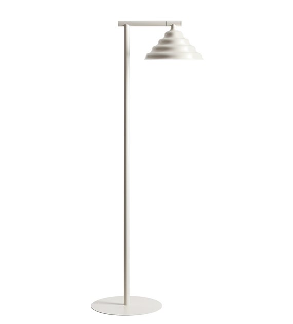 Wave Romig wit vloerlamp Van Artera - De lamp heeft een stijlvolle, golvende kap die hem een unieke uitstraling geeft en een gericht, maar zacht licht verspreidt.