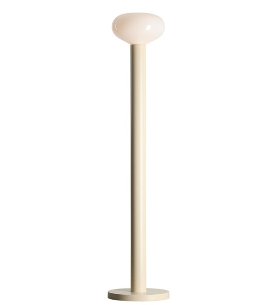  Flo Romig wit vloerlamp Van Artera - Hij heeft een stijlvol frame in cr&egrave;mewit en een ronde witte glazen kap die een zacht en aangenaam licht verspreidt.
