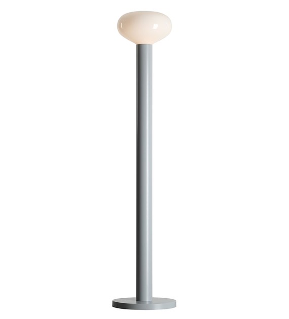  Flo Grijs vloerlamp Van Artera - Hij heeft een stijlvol grijs frame en een ronde witte glazen kap die een zacht en aangenaam licht verspreidt.