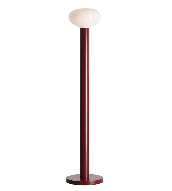  Flo Bourgondië vloerlamp Van Artera - De lamp heeft een stijlvol bordeauxrood frame en een ronde, witte glazen kap die een zacht en aangenaam licht verspreidt.