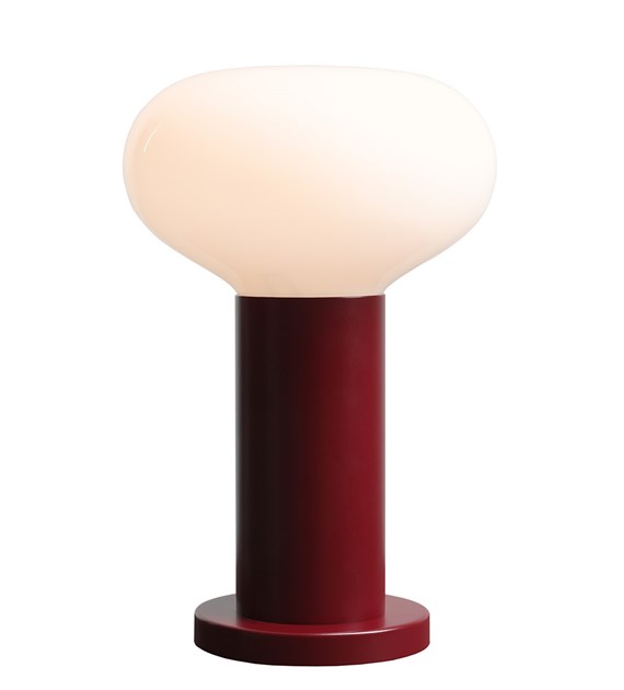  Flo 30cm Bourgondië tafellamp Van Artera - Hij heeft een stijlvol frame in bordeauxrood en een ronde witte glazen kap die een zacht en aangenaam licht verspreidt.