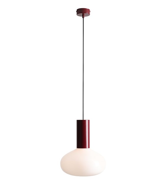  Flo Ø26 Bourgondië hanglamp Van Artera - Hij heeft een stijlvol frame in bordeauxrood en een ronde witte glazen kap die een zacht en aangenaam licht verspreidt.