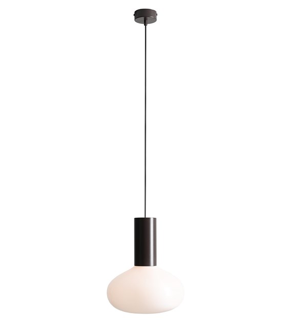  Flo Ø26 Donkerbruin hanglamp Van Artera - Hij heeft een stijlvol donkerbruin frame en een ronde witte glazen kap die een zacht en aangenaam licht verspreidt.