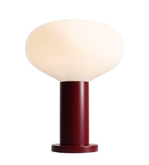  Flo 33cm Bourgondië tafellamp Van Artera - Hij heeft een stijlvol frame in bordeauxrood en een ronde witte glazen kap die een zacht en aangenaam licht verspreidt.