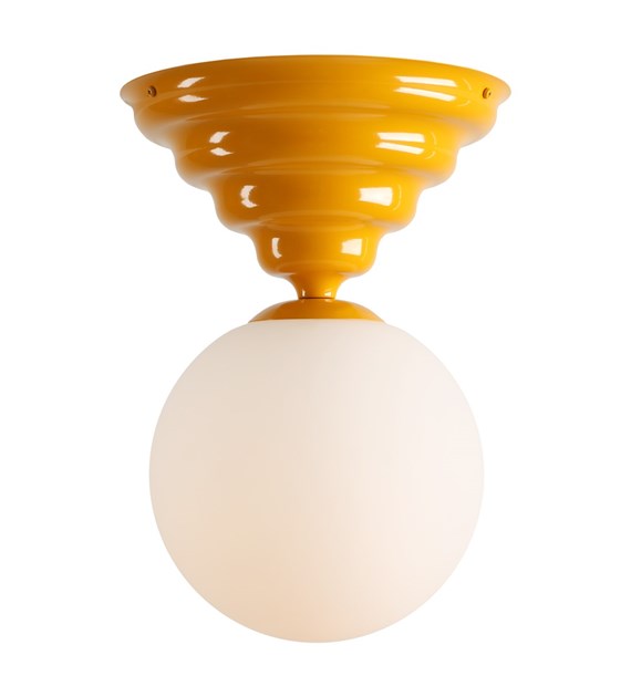 Wave Ø30 Geel plafondlamp Van Artera - Hij heeft een geel frame met een zacht golvend design en een ronde witte glazen kap die een aangenaam en egaal licht verspreidt.