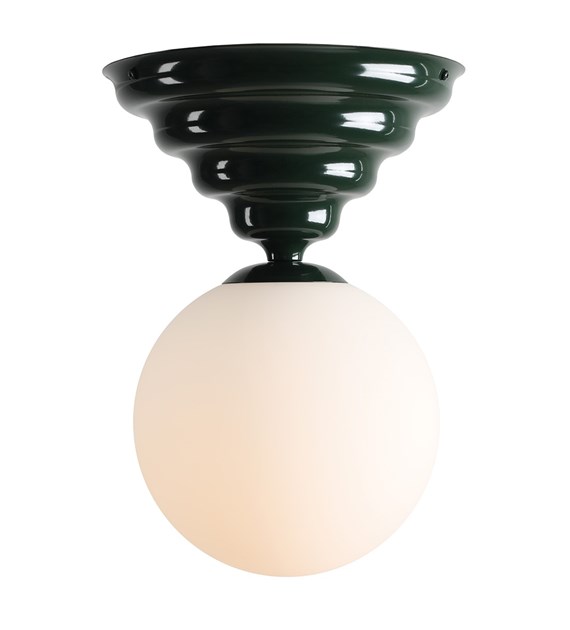 Wave Ø30 Donkergroen plafondlamp Van Artera - Hij heeft een donkergroen frame met een zacht golvend design en een ronde witte glazen kap die een aangenaam en egaal licht verspreidt.
