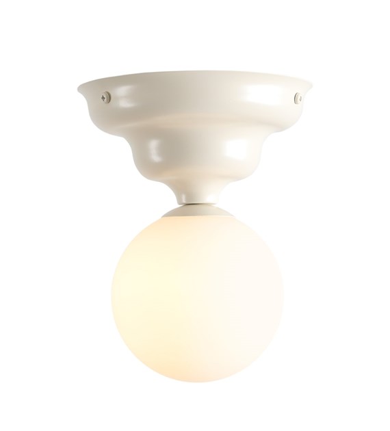 Wave Ø17 Romig wit plafondlamp Van Artera - Hij heeft een crèmewitte handgreep met een zacht golvend design en een ronde witte glazen kap die een aangenaam en egaal licht verspreidt.