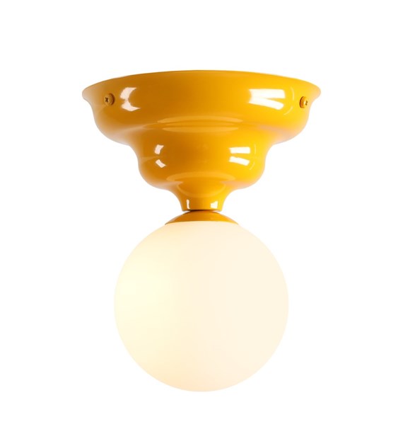 Wave Ø17 Geel plafondlamp Van Artera - Hij heeft een geel frame met een zacht golvend design en een ronde witte glazen kap die een aangenaam en egaal licht verspreidt.
