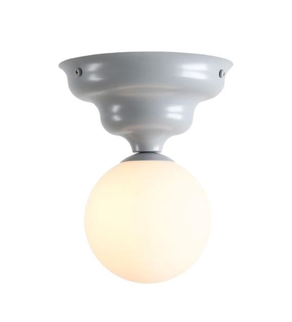 Wave Ø17 Blauw plafondlamp Van Artera - Hij heeft een blauwgrijze voet met een zacht golvend design en een ronde witte glazen kap die een aangenaam en egaal licht verspreidt.