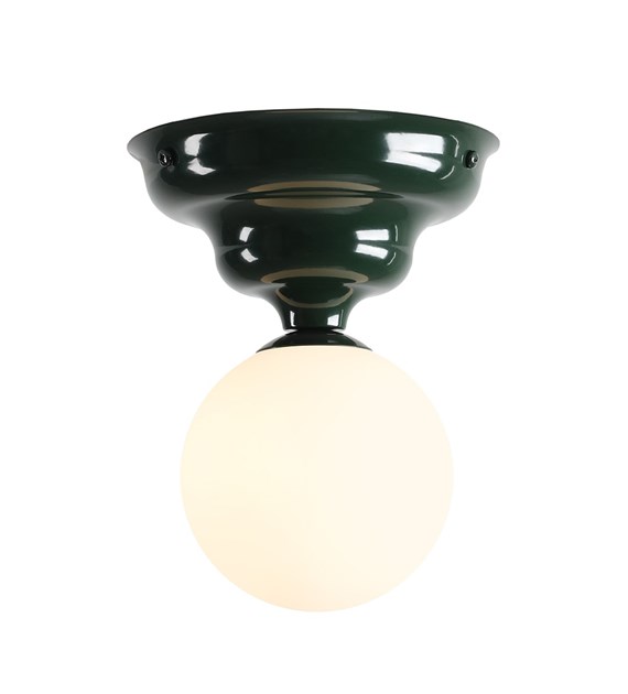 Wave Ø17 Donkergroen plafondlamp Van Artera - Hij heeft een donkergroen frame met een zacht golvend design en een ronde witte glazen kap die een aangenaam en egaal licht verspreidt.