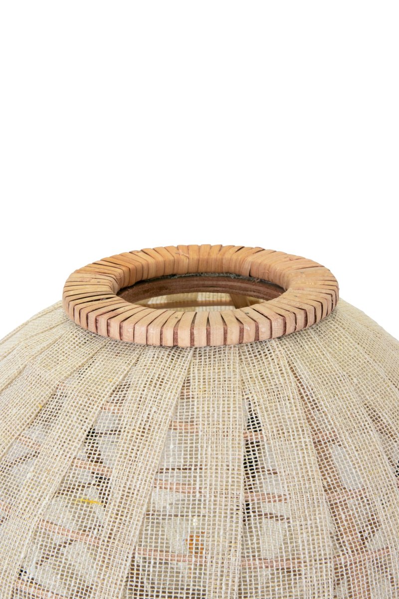 Borneo 37cm Natuur tafellamp Van Globen Lighting - De lamp is gemaakt van naturelkleurig rotan en gebroken wit linnen en heeft een 200 cm lang wit textielsnoer met schakelaar en stekker.