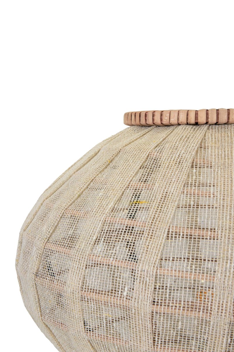 Borneo 37cm Natuur tafellamp Van Globen Lighting - De lamp is gemaakt van naturelkleurig rotan en gebroken wit linnen en heeft een 200 cm lang wit textielsnoer met schakelaar en stekker.