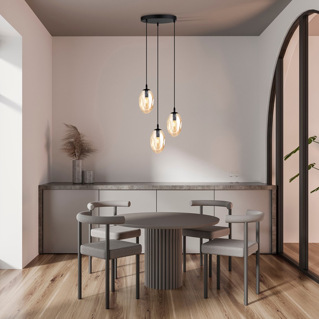 Astral Ø40 Amber hanglamp Van Emibig Lighting - De lampen zijn afgewerkt met amberkleurige glazen kappen die een warm en uitnodigend licht in de kamer verspreiden.