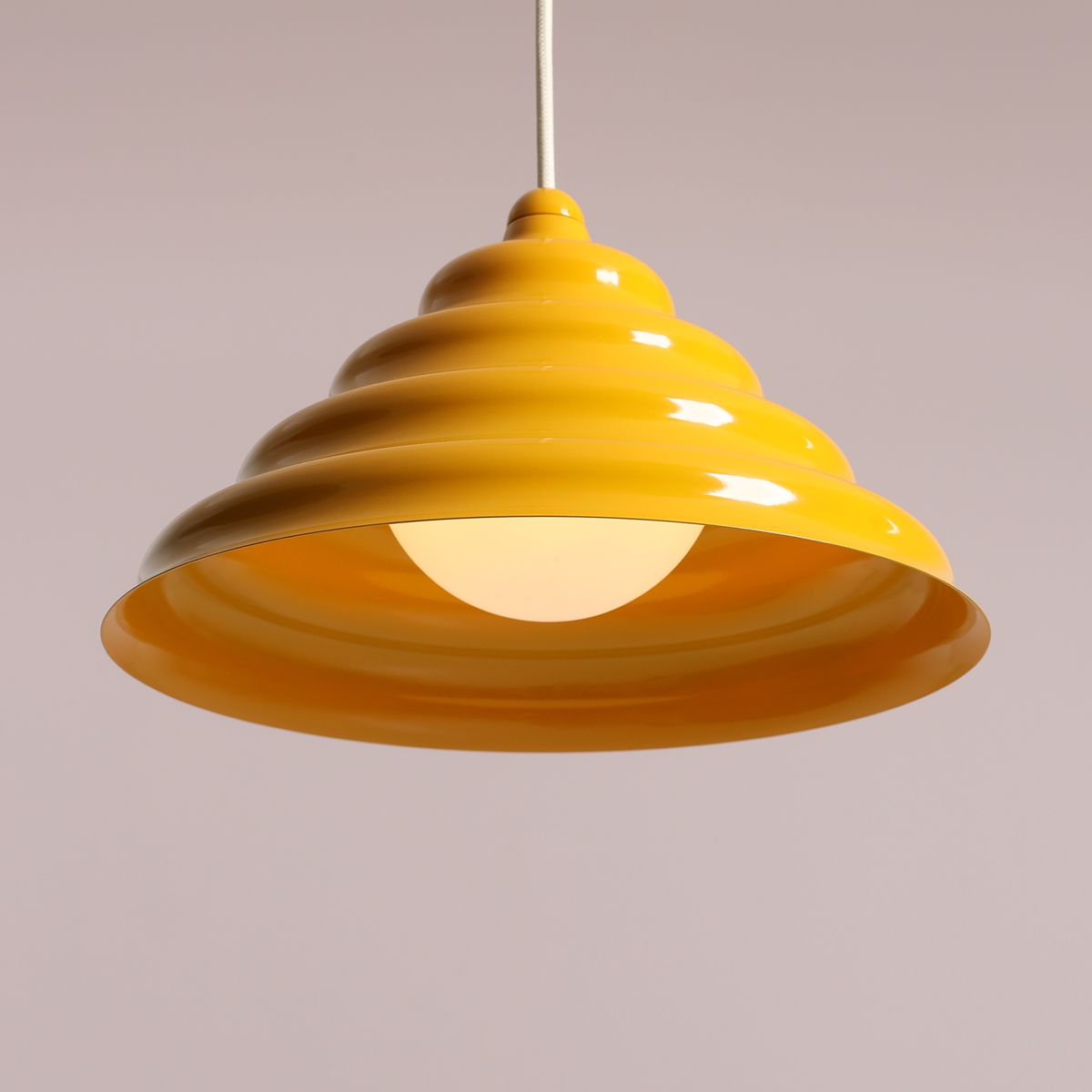 Wave Ø30 Geel hanglamp Van Artera - Wave is een moderne hanglamp met een retrodesign, waardoor het een veelzijdige lamp is die in elk huis past.