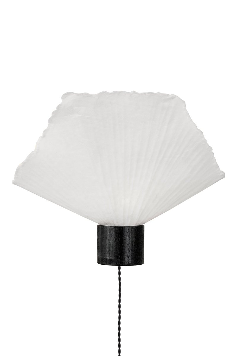 Natur Zwart wandlamp Van Globen Lighting - De Tropez wandlamp doet denken aan de Middellandse Zee en de Franse Rivièra, deels door het spannende materiaal en deels door de golvende vorm.