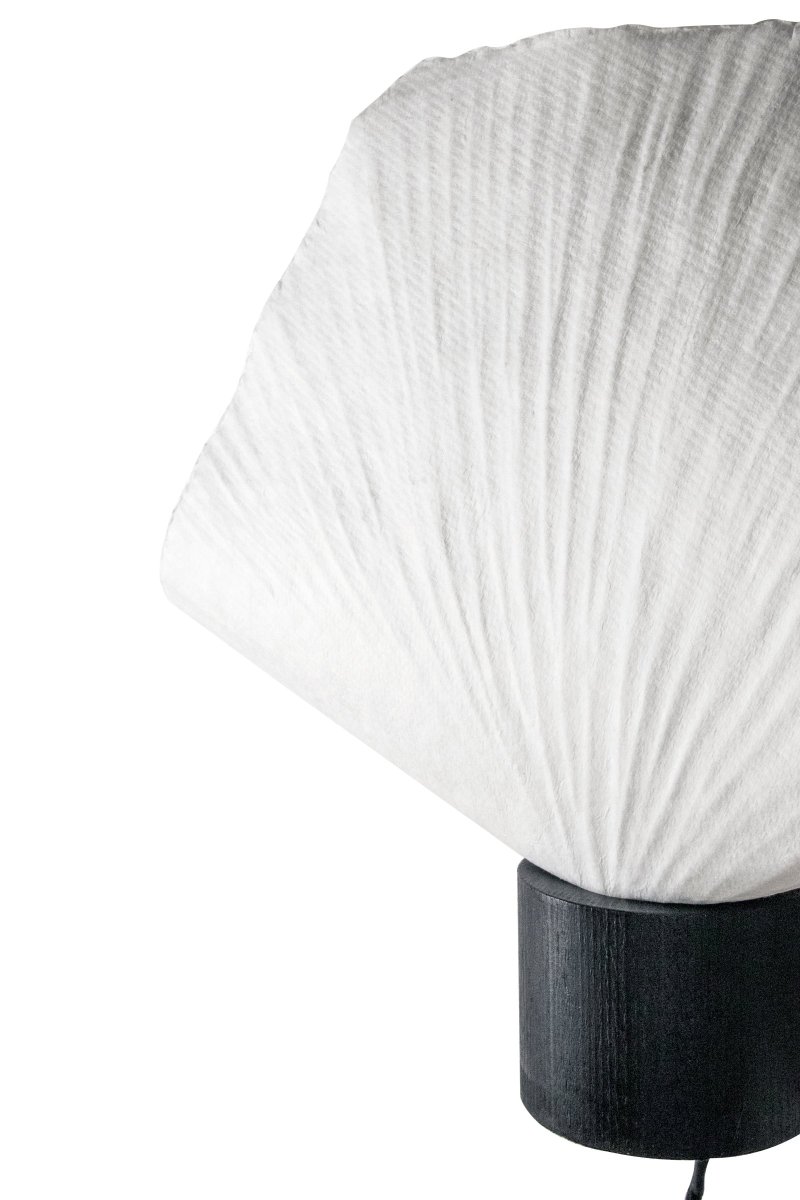 Natur Zwart wandlamp Van Globen Lighting - De Tropez wandlamp doet denken aan de Middellandse Zee en de Franse Rivièra, deels door het spannende materiaal en deels door de golvende vorm.
