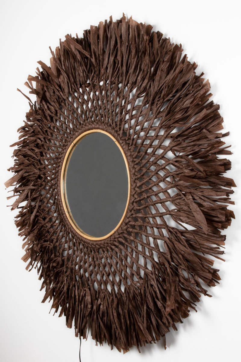 Spegel Ø90 Bruin wandlamp Van Globen Lighting - De lamp is gemaakt van dun bruin papier dat met de hand is dichtgebonden, heeft een spiegel in het midden en een klein houten ringetje als extra detail aan de bovenkant.
