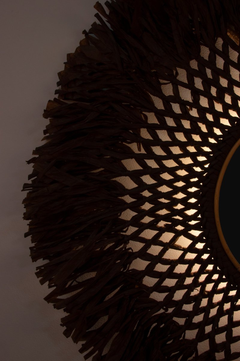 Spegel Ø90 Bruin wandlamp Van Globen Lighting - De lamp is gemaakt van dun bruin papier dat met de hand is dichtgebonden, heeft een spiegel in het midden en een klein houten ringetje als extra detail aan de bovenkant.