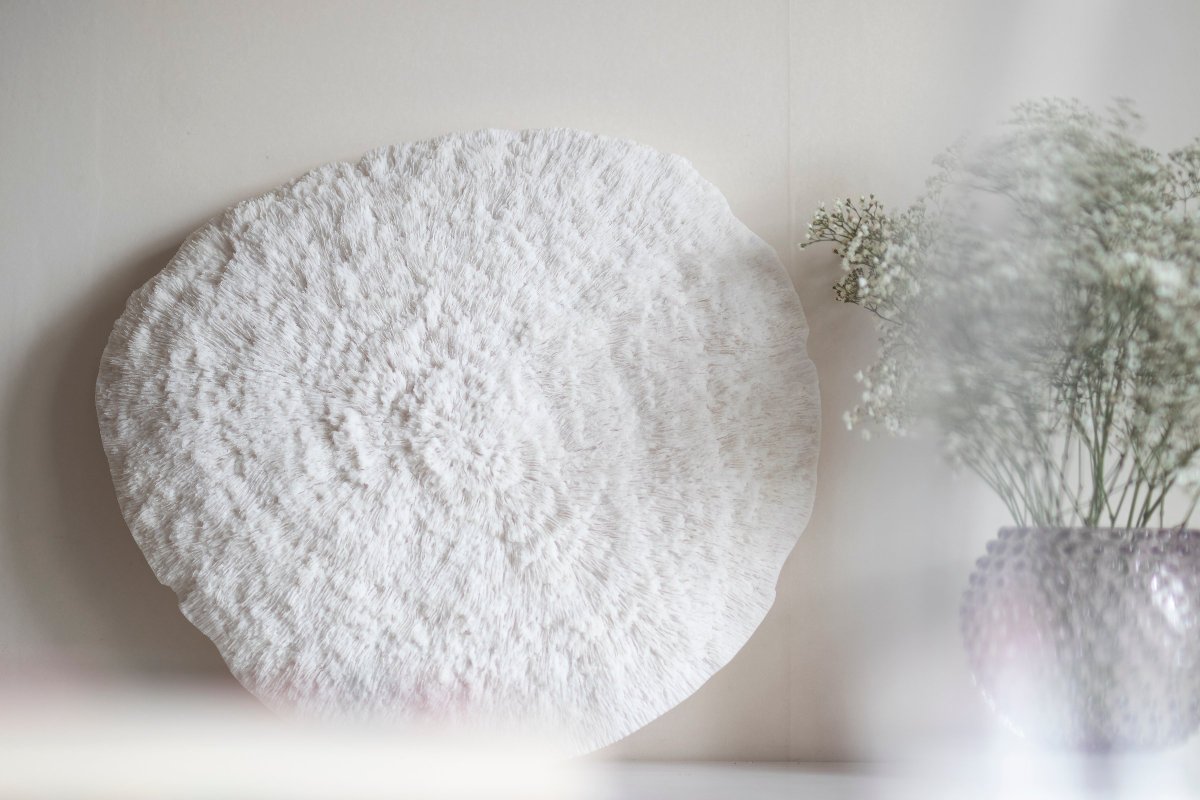 Nemo Wit wandlamp Van Globen Lighting - De lamp is gemaakt van wit polyresin en zandsteen en heeft een 200 cm lang zwart snoer met schakelaar.