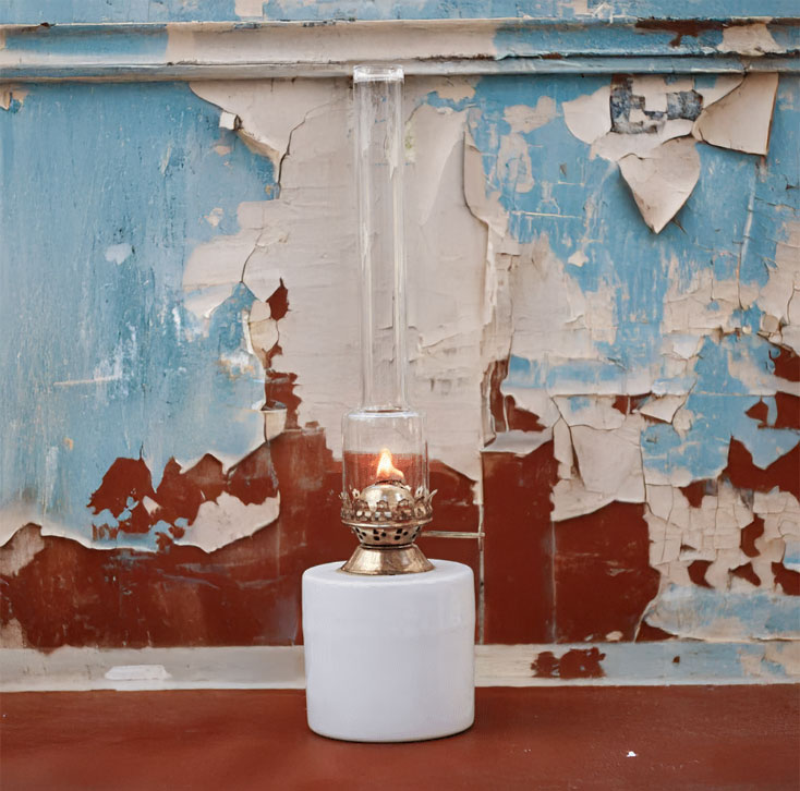 Kerosene Lamp Straight small Wit Van Strömshaga - Gebruik voor deze olielamp de lampenolie van Str&ouml;mshaga (artikelnummer 100001), apart verkrijgbaar.