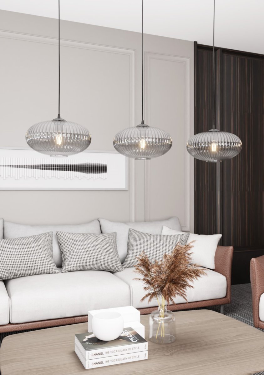 Coco 115cm Rookkleurig hanglamp Van Emibig Lighting - De stijlvolle rookglazen kappen verspreiden een warm licht, waardoor de kamer een lichte en zachte uitstraling krijgt.
