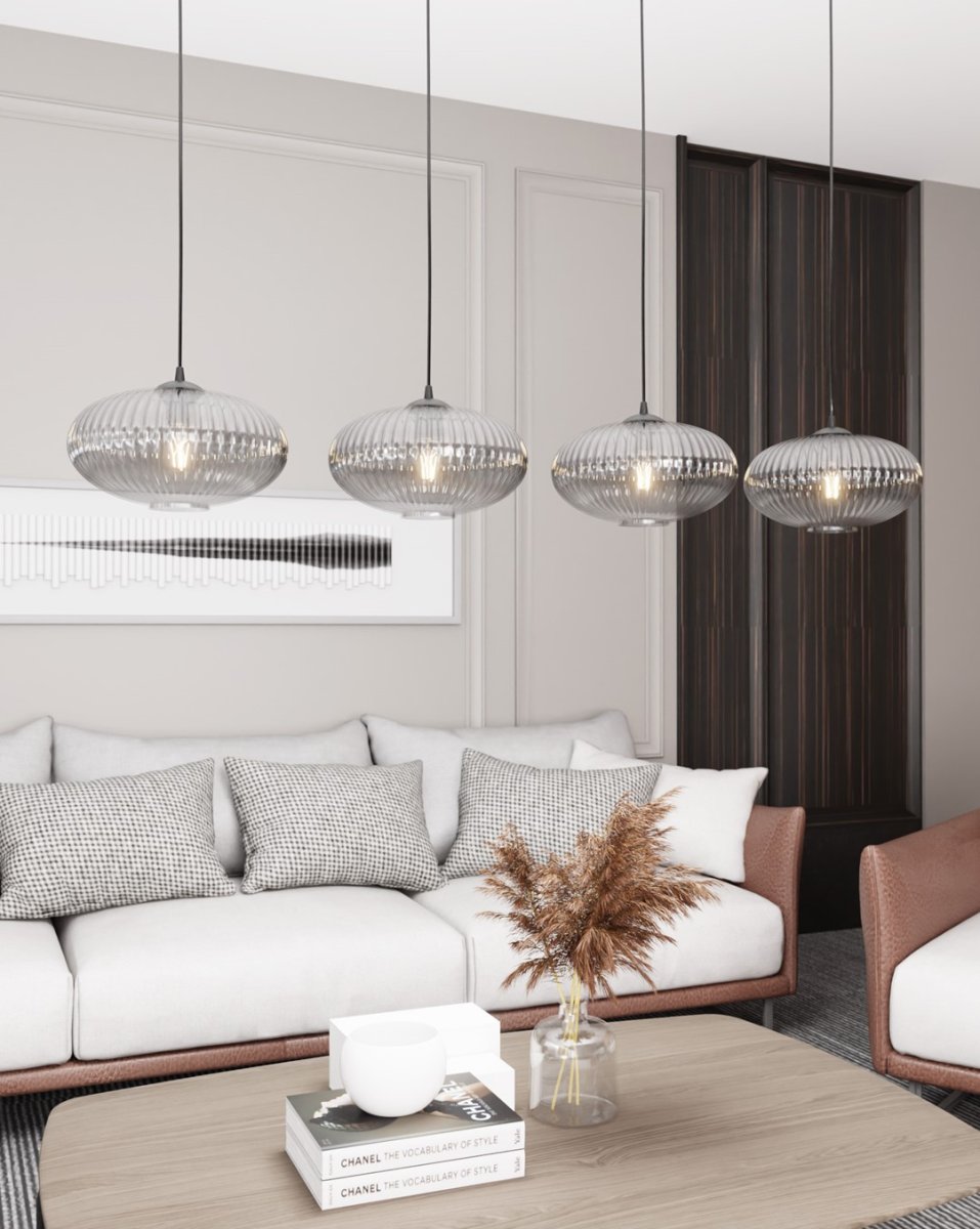 Coco 140cm Rookkleurig hanglamp Van Emibig Lighting - De stijlvolle rookglazen kappen verspreiden een warm licht, waardoor de kamer een lichte en zachte uitstraling krijgt.