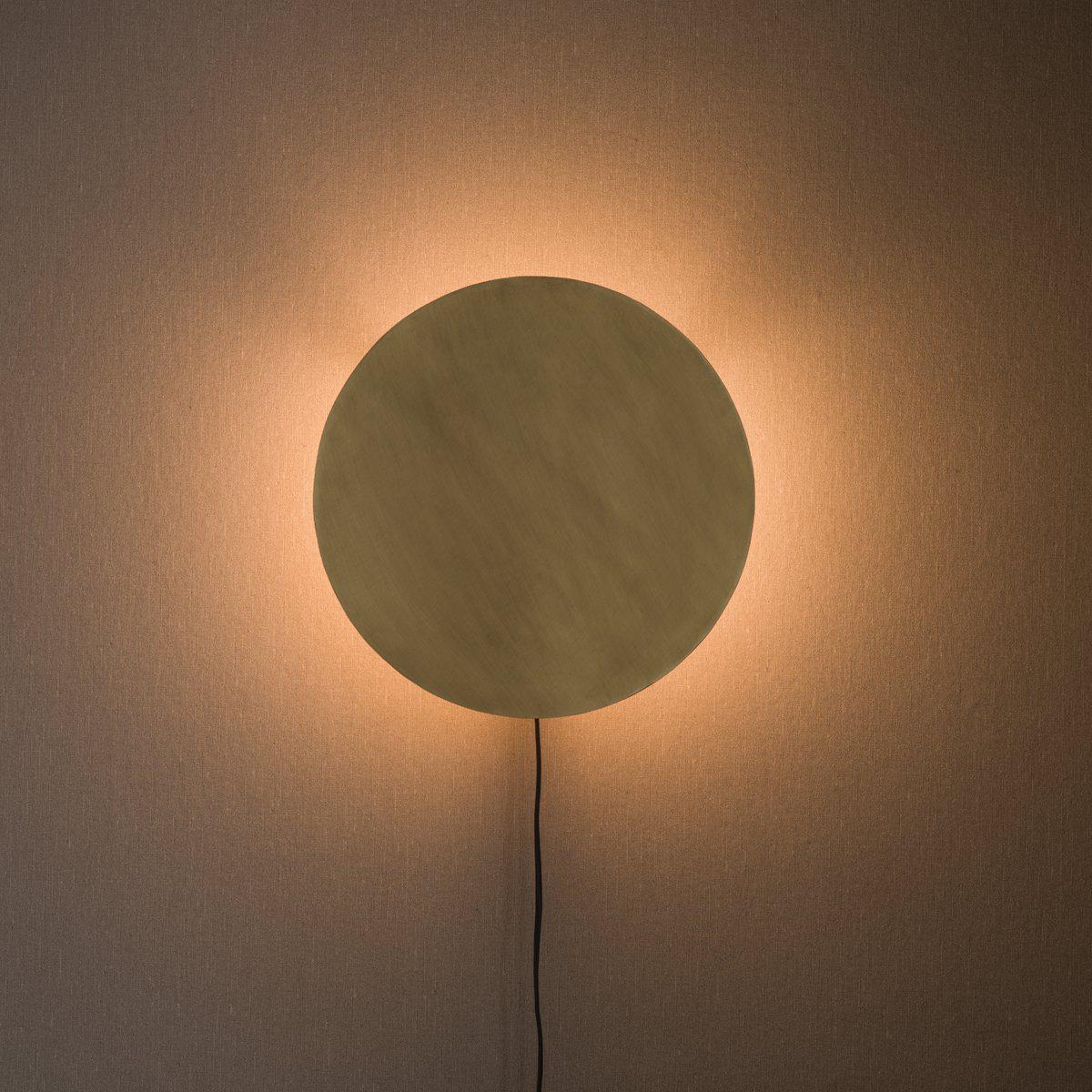 Fullmoon Ø25 Goud wandlamp Van PR Home - Geeft een mooi indirect licht en is een leuke decoratie als hij uit is.
