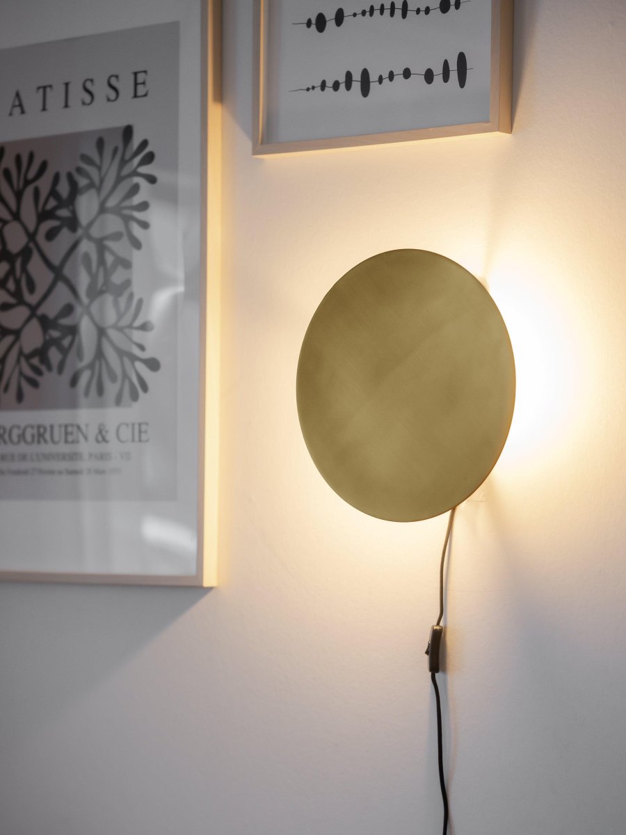 Fullmoon Ø25 Goud wandlamp Van PR Home - Geeft een mooi indirect licht en is een leuke decoratie als hij uit is.