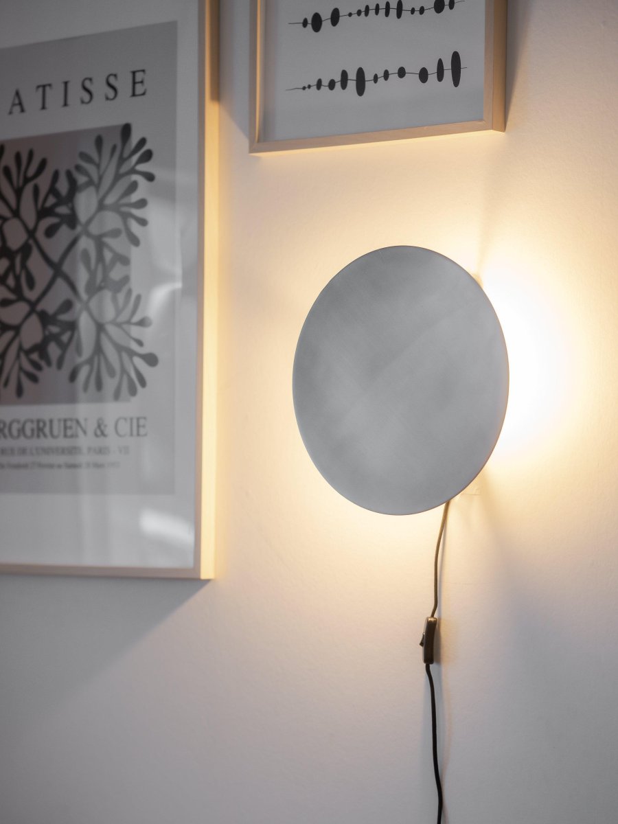 Fullmoon Ø35 Zilver wandlamp Van PR Home - Geeft een mooi indirect licht en is een leuke decoratie als hij uit is.