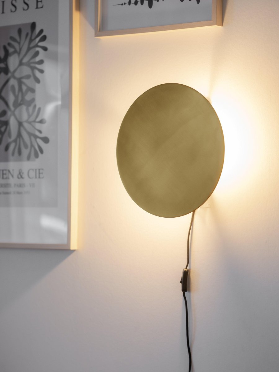 Fullmoon Ø35 Goud wandlamp Van PR Home - Geeft een mooi indirect licht en is een leuke decoratie als hij uit is.