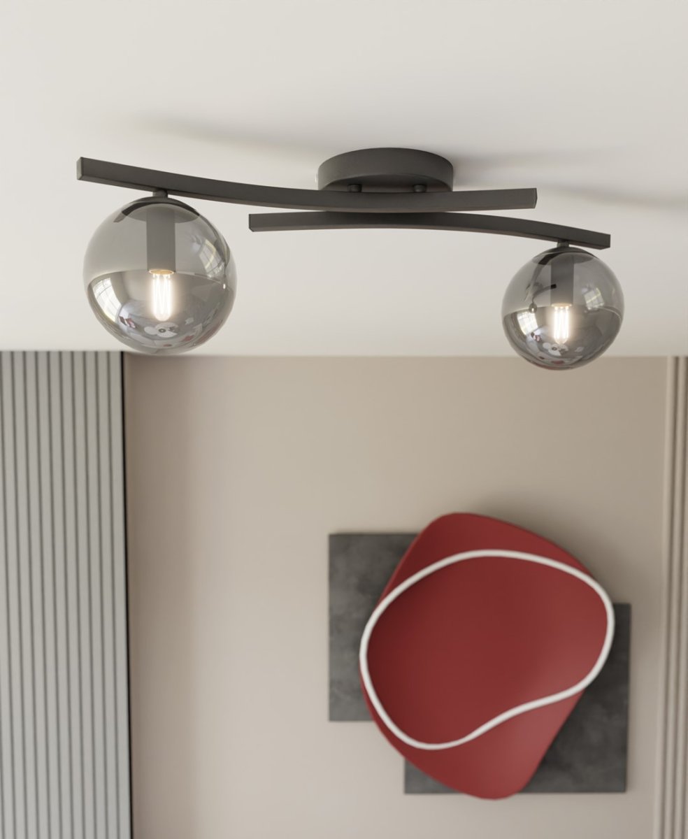Opus 60cm Rookkleurig plafondlamp Van Emibig Lighting - De eenvoudige vorm en de koepels van gerookt glas geven de kamer een zachtheid en lichtheid, terwijl de lamp een aangenaam, diffuus licht verspreidt.