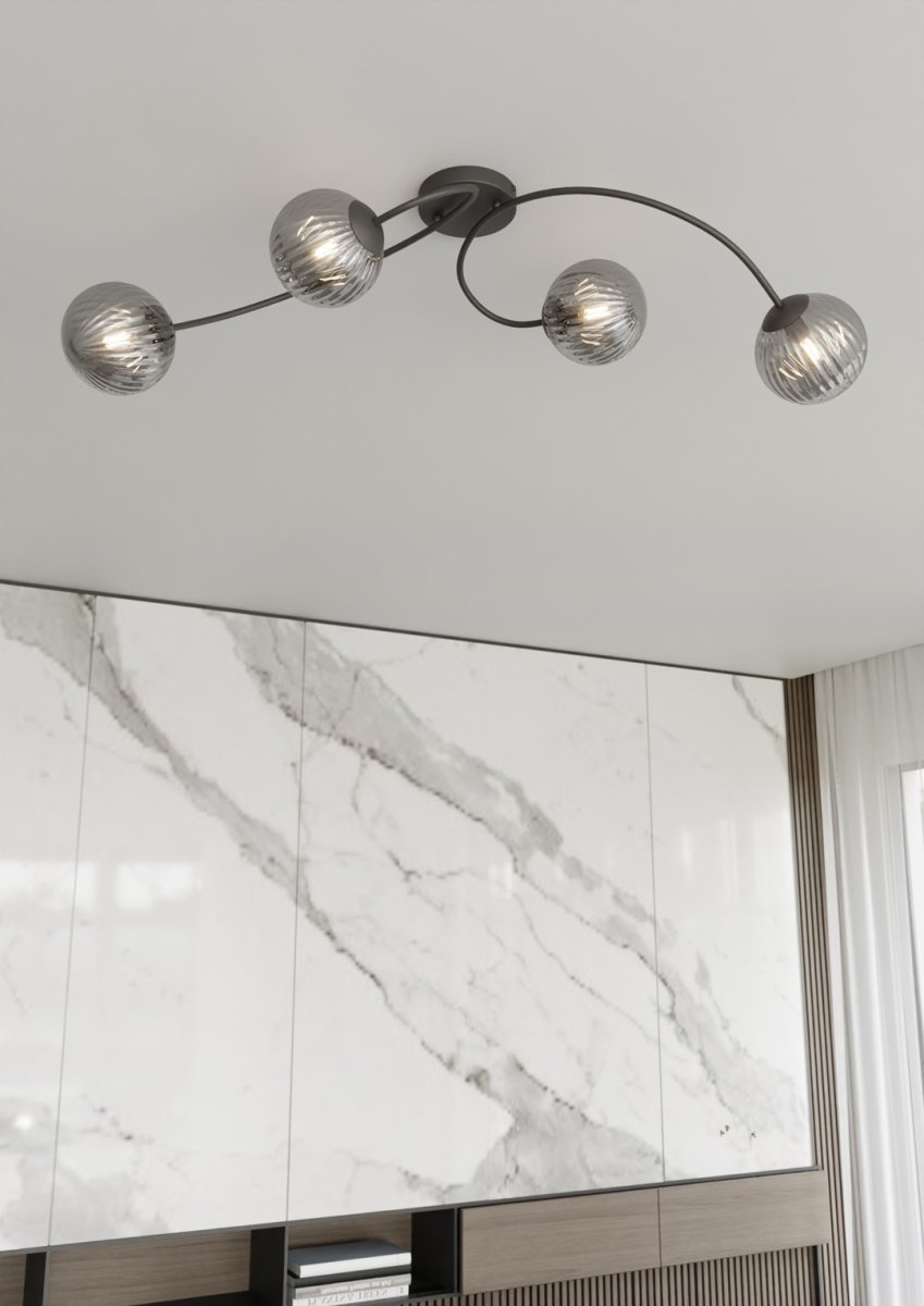 Vibra 110cm Rookkleurig plafondlamp Van Emibig Lighting - De lampenkappen van gerookt glas verspreiden een zacht en diffuus licht, wat de kamer een lichte en moderne uitstraling geeft.