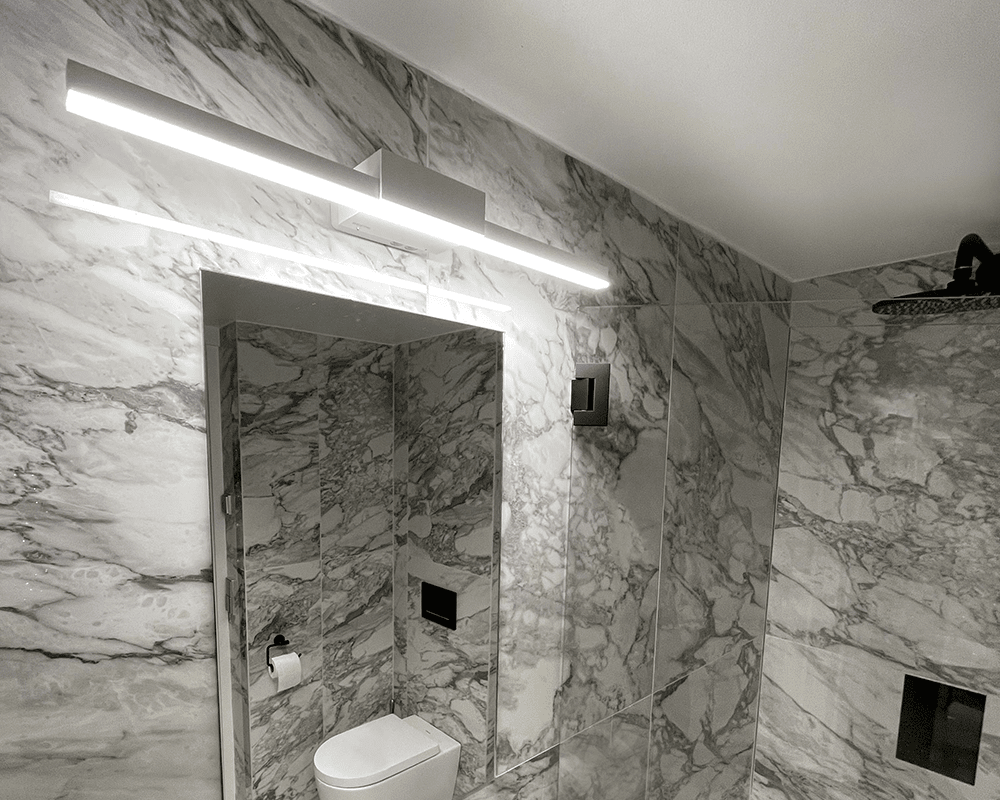 Aqua I 60cm Wit badkamerlamp Van Westal - Het achterpaneel heeft in- en uitgangen voor installatiekabels, schakelbaar en met de mogelijkheid om een externe kabel aan te sluiten.