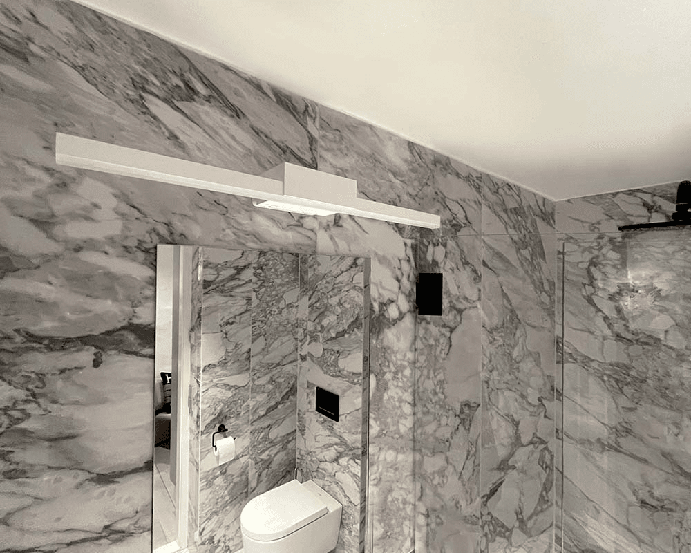 Aqua I 60cm Wit badkamerlamp Van Westal - Het achterpaneel heeft in- en uitgangen voor installatiekabels, schakelbaar en met de mogelijkheid om een externe kabel aan te sluiten.